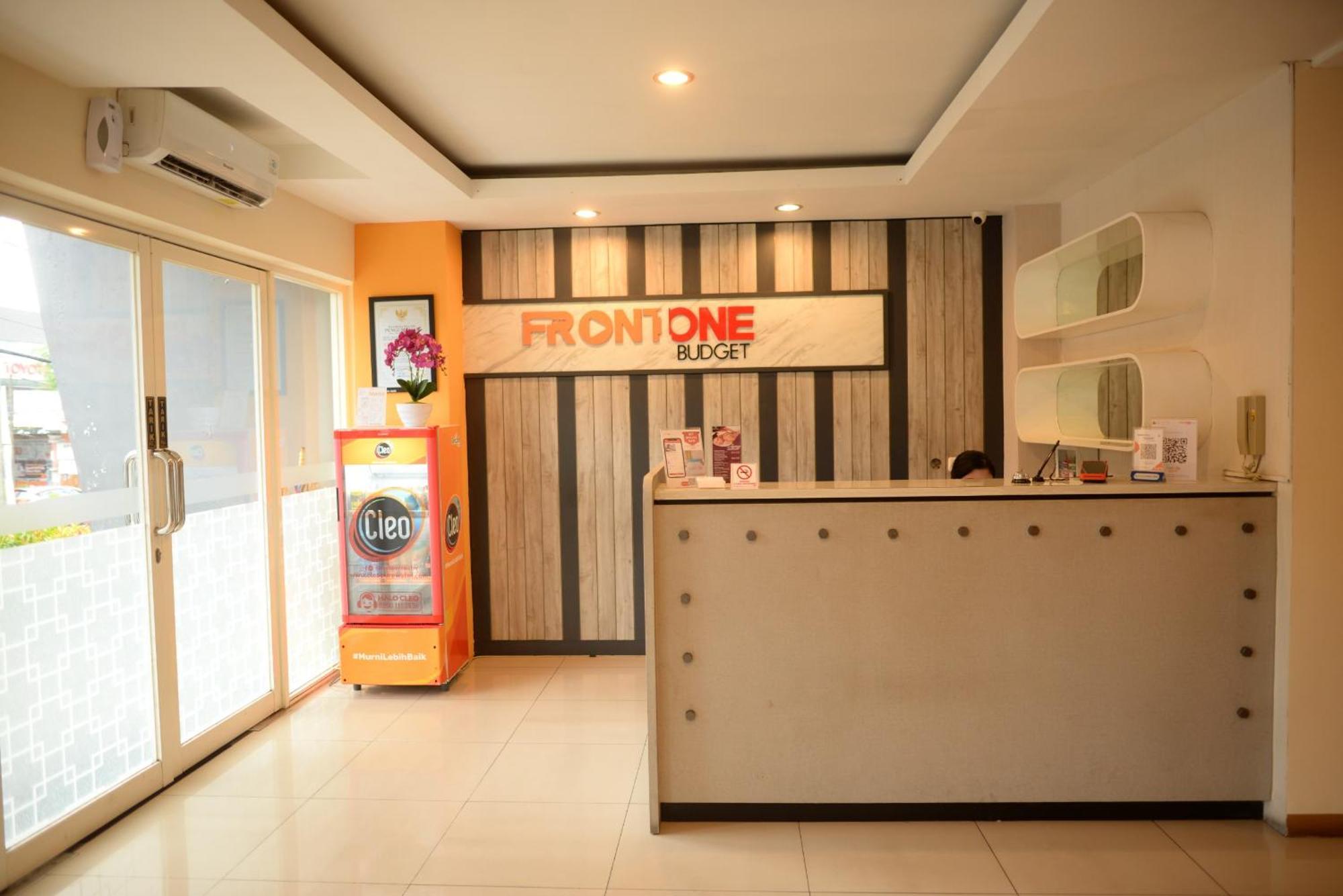 Front One Budget Malang By Azana Екстериор снимка
